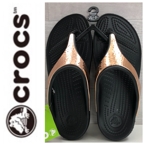 crocs sloane hammered metallic flip